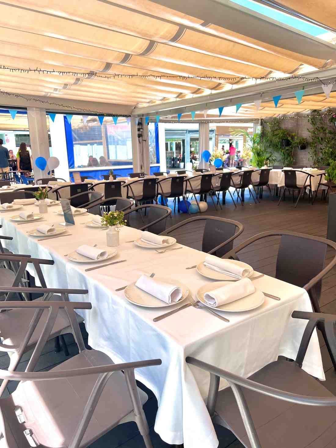 El cartel en la mesa dice "Celebración - Victoria". Decoración moderna.