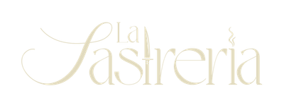 Logotipo restaurante “La Sastrería” en letra beige claro.