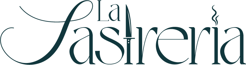 Logotipo para restaurante La Sastrería, letras verde azulado oscuro con un cuchillo y vapor.