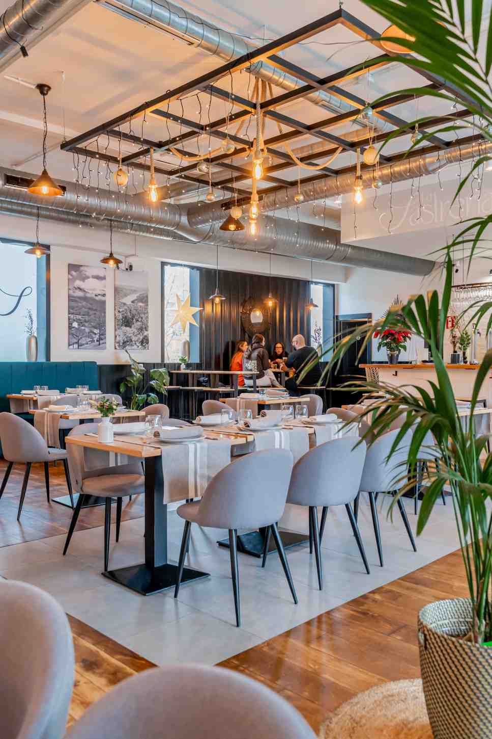 Servilleta de lino en letras doradas.