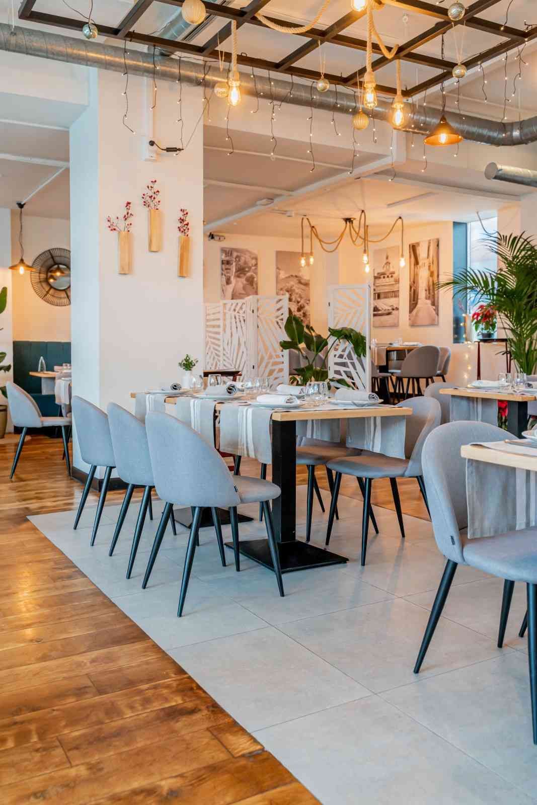 Servilleta de lino en letras doradas.