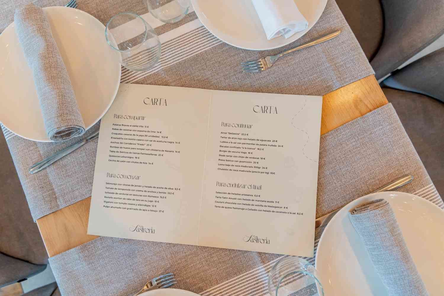 Chef quemando un plato empanizado en una cocina de acero inoxidable.