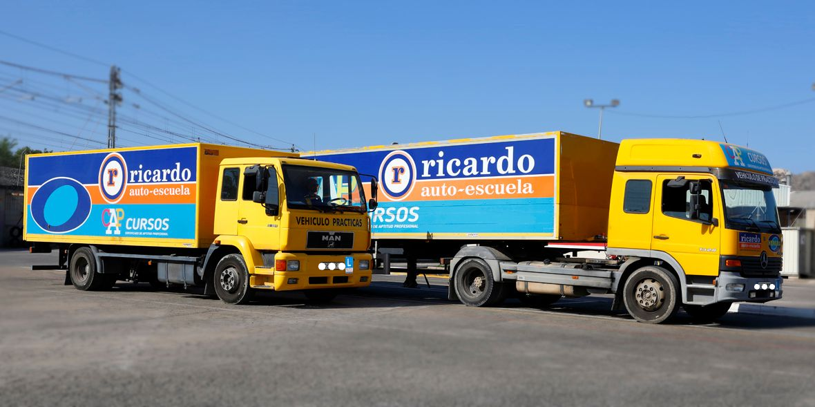 Dos camiones semirremolque amarillos con el logotipo de 