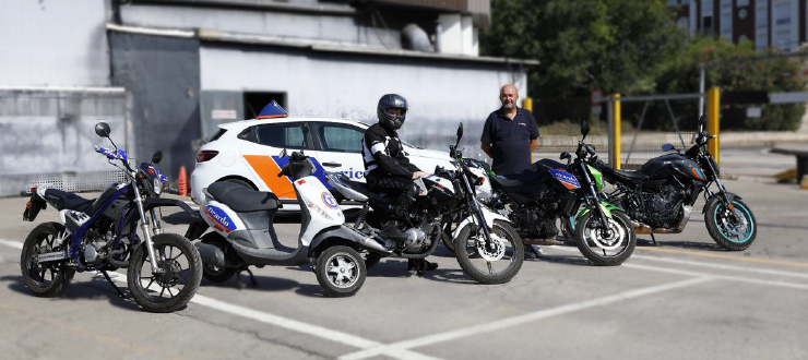 Sesión de entrenamiento de moto con diversas motos y un instructor.