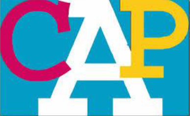 Una persona parada afuera de