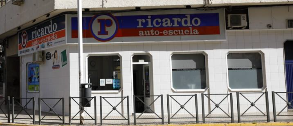 Local esquinero con letrero 