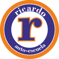 Logotipo para "Ricardo auto-escuela", con un dise&ntilde;o circular de color naranja y azul que presenta una "r" grande de color naranja.