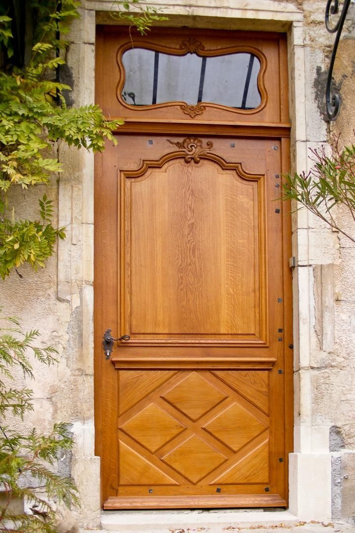 Porte d'entrée : détails sculptés