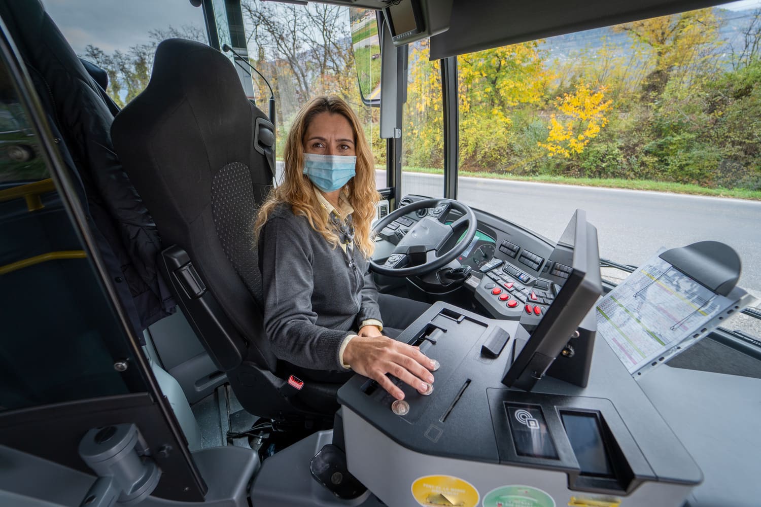 Femme au volant d'un bus