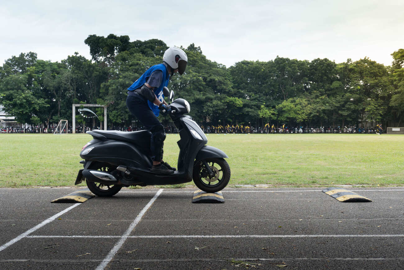 Personne sur un scooter noir