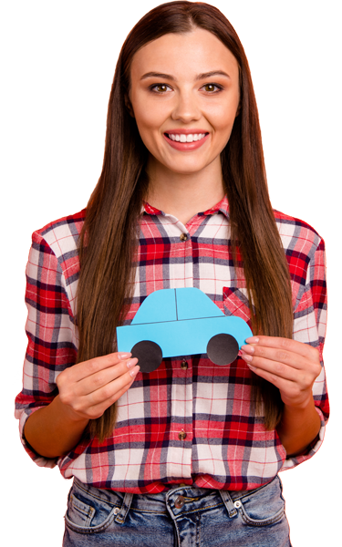 Femme qui tient une voiture dans les mains