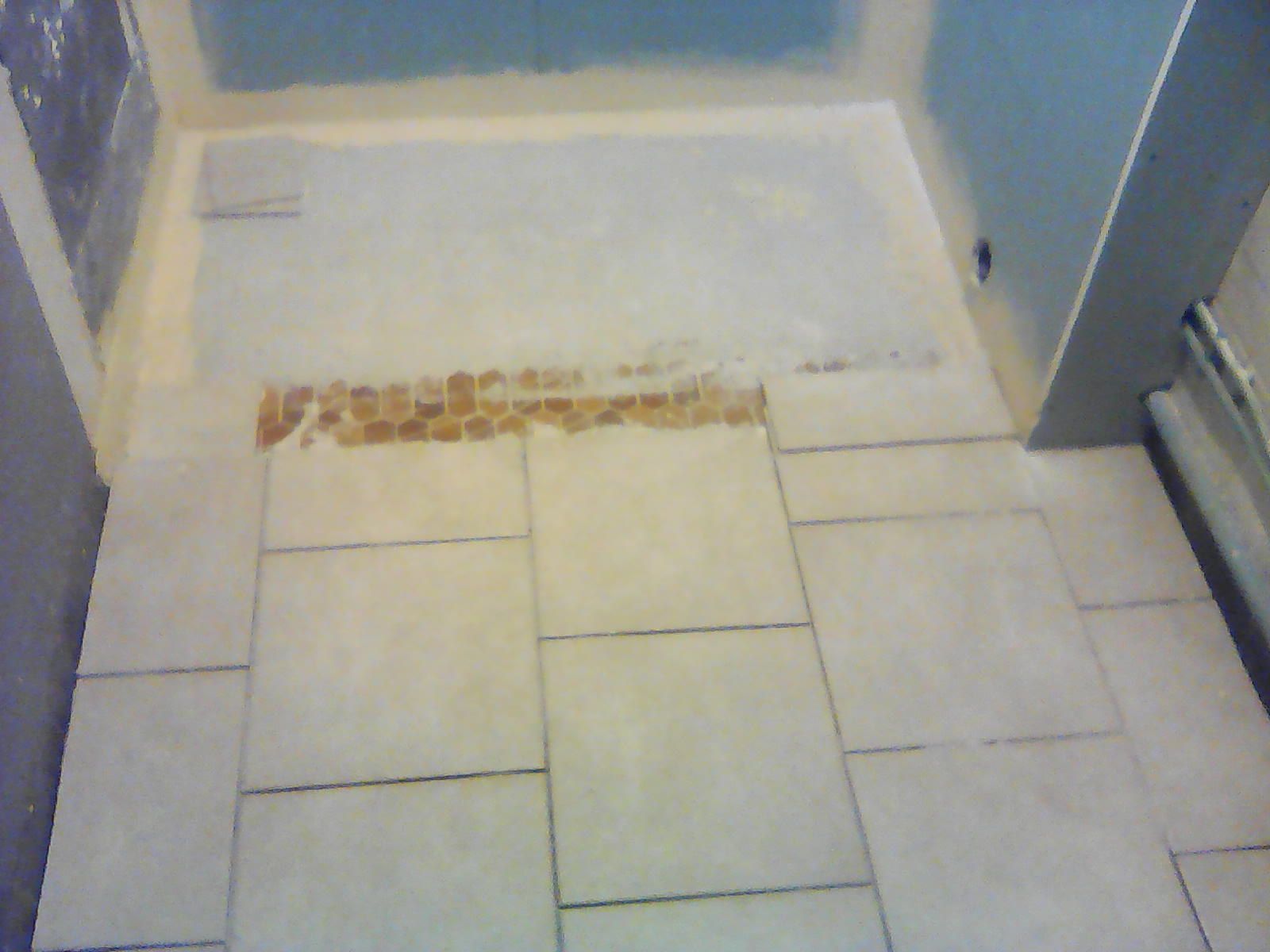 Pose d'un carrelage dans une salle de bains