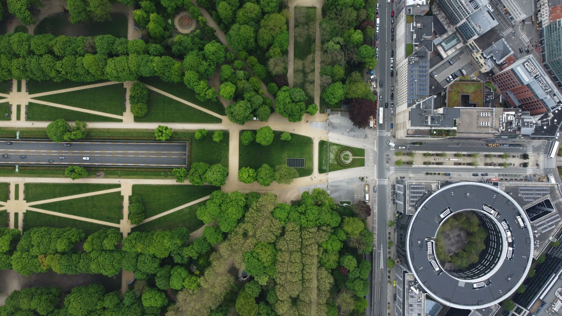 Vue de haut d'un côté la ville et de l'autre, la verdure