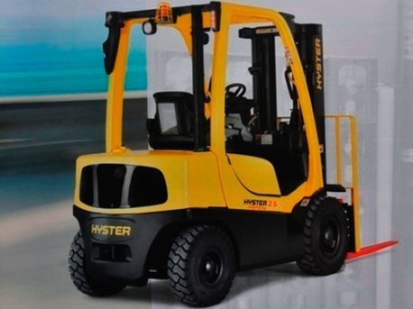 Carretilla elevadora Hyster amarilla mostrada de perfil sobre un fondo liso.