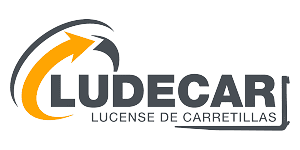 Logotipo de LUDECAR con flecha circular gris y naranja y el texto &ldquo;LUCENSE DE CARRETILLAS&rdquo;