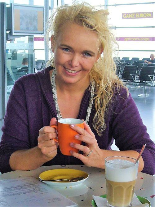 Ein erfahrener Spezialist begleitet eine Person beim Einzelcoaching.