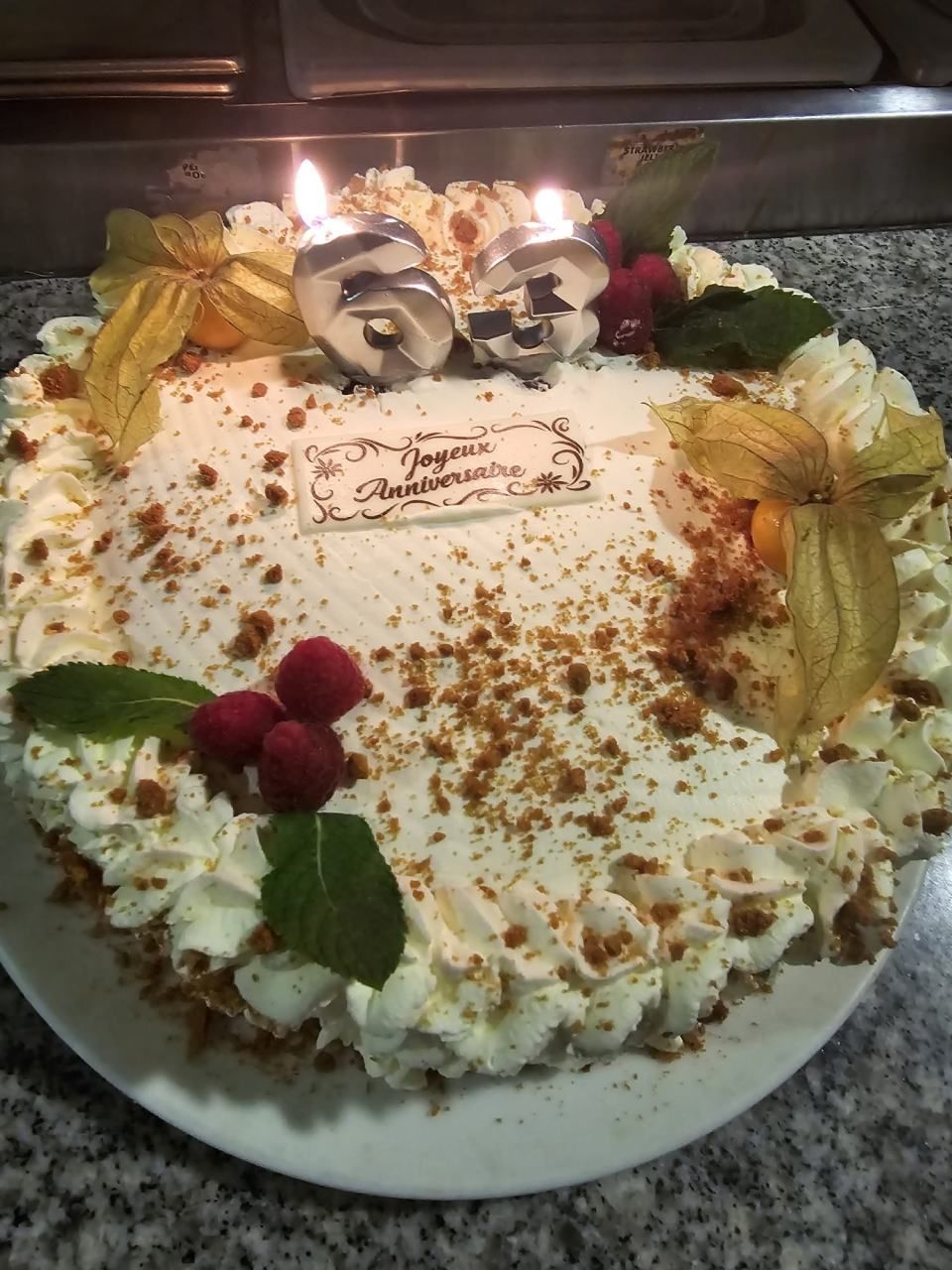 Un gâteau d'anniversaire avec des bougies dessus