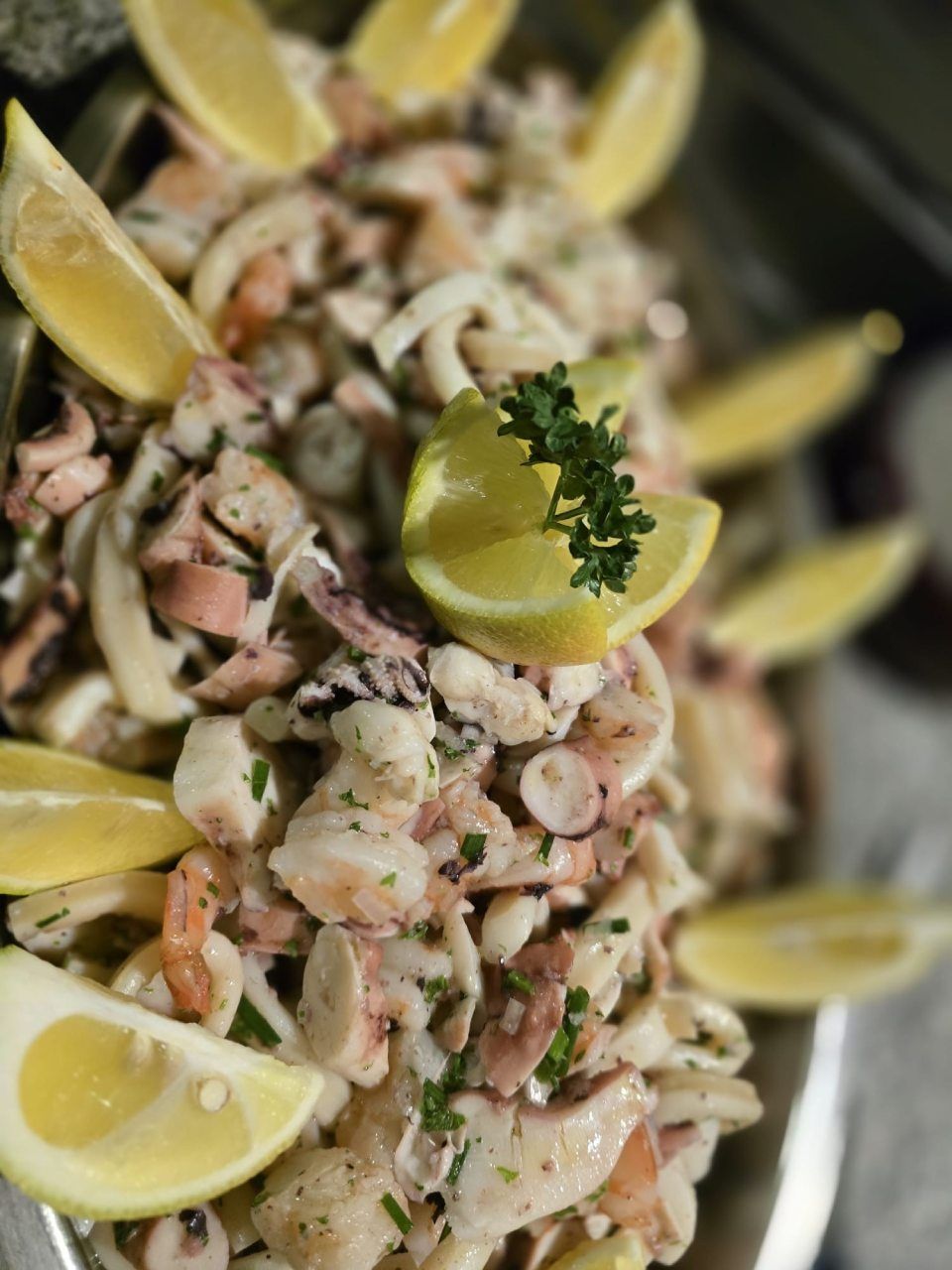 Un gros plan d'une salade avec des tranches de citron dessus