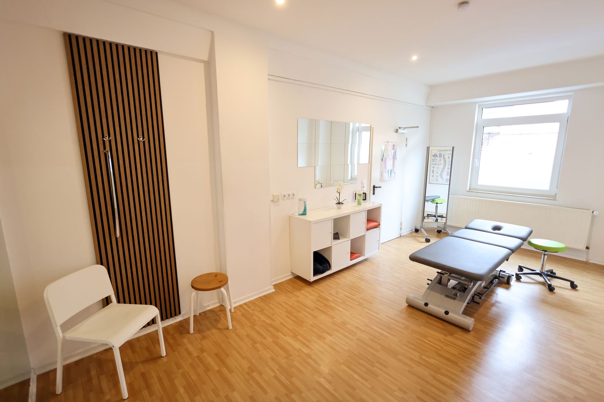 Heller Behandlungsraum mit Therapieliege