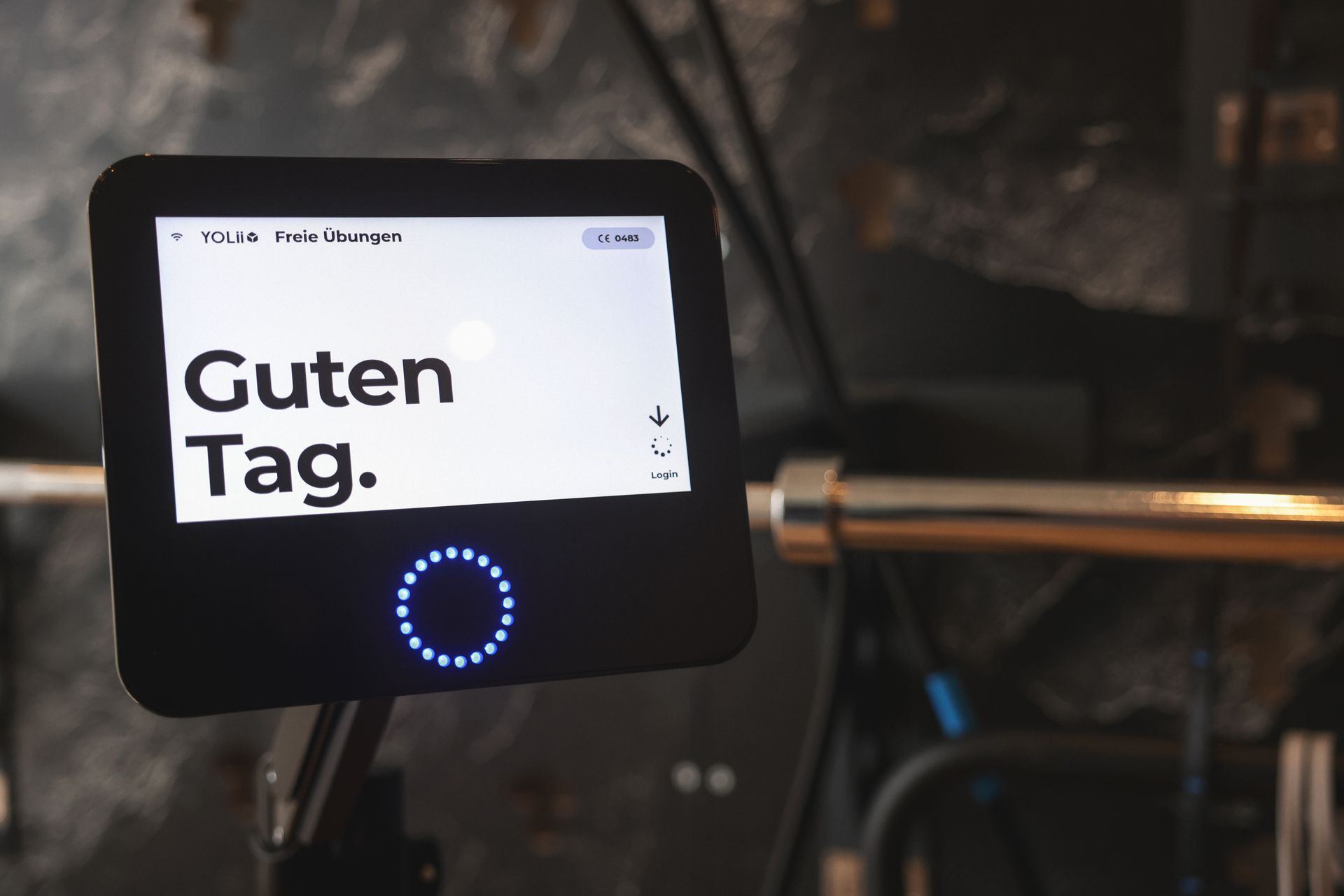 Display eines Trainingsgeräts zeigt die Begrüßung ‚Guten Tag‘