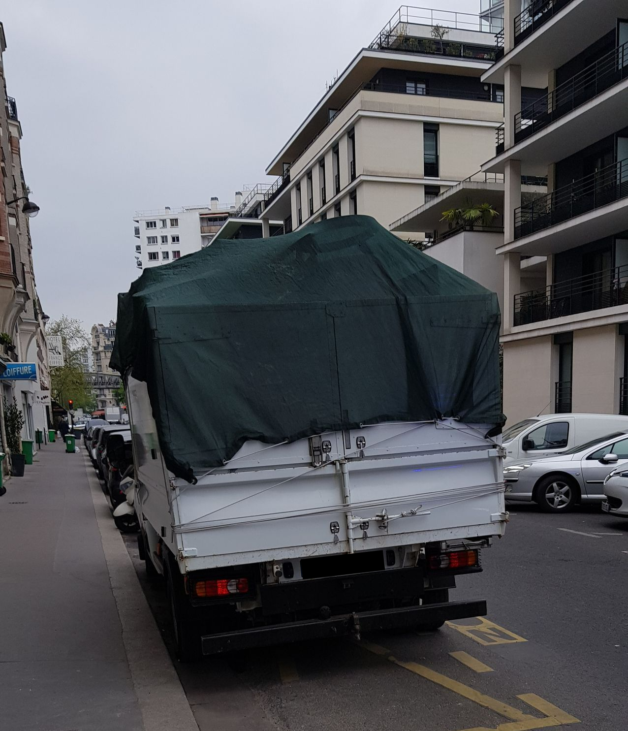 Une remorque avec un drap