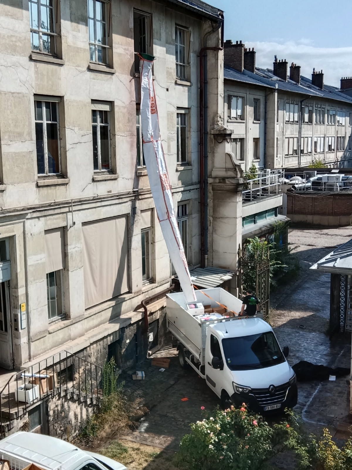Garage très encombré