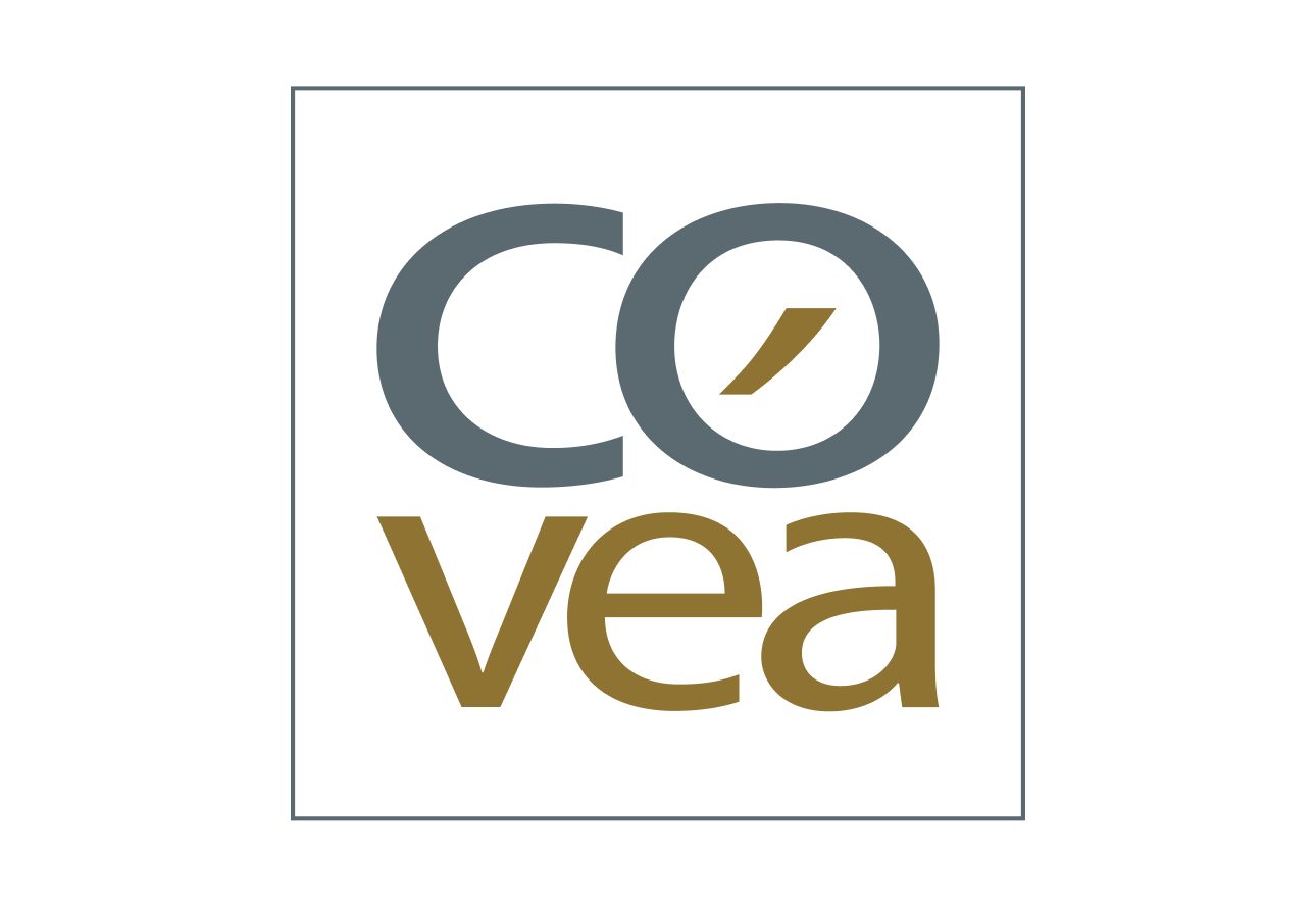 Logo COVEA : CO gris avec un Vea doré à l'intérieur d'un rectangle blanc.