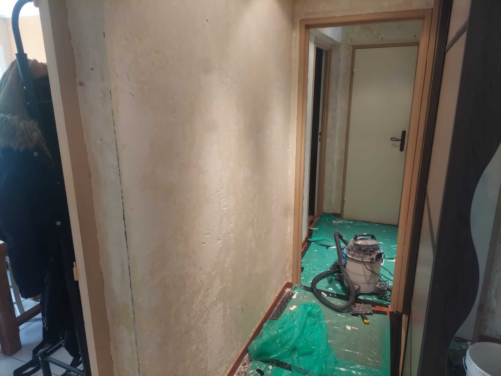 application d'enduit de rebouchage