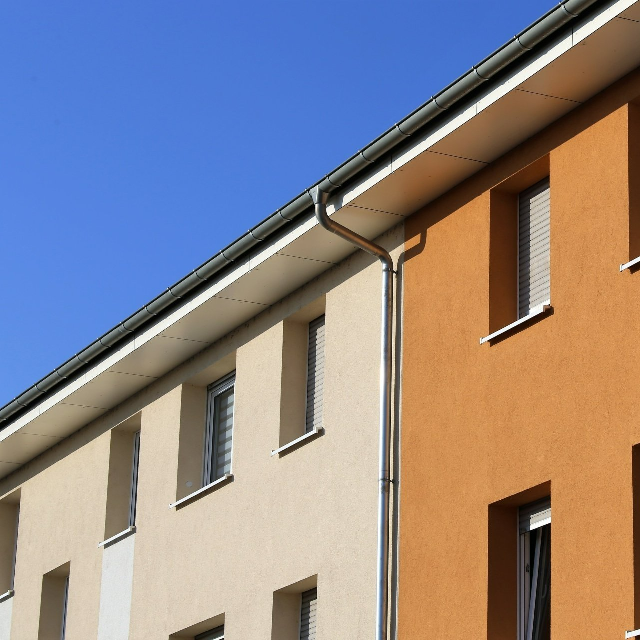 Façade beige et marron