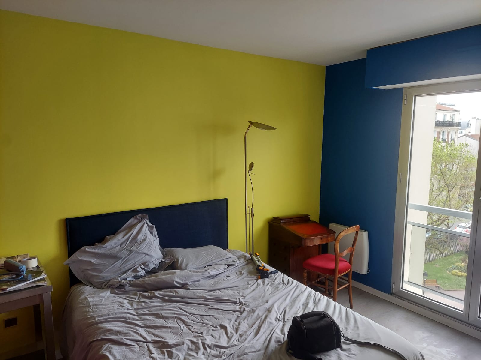 murs jaune et bleu