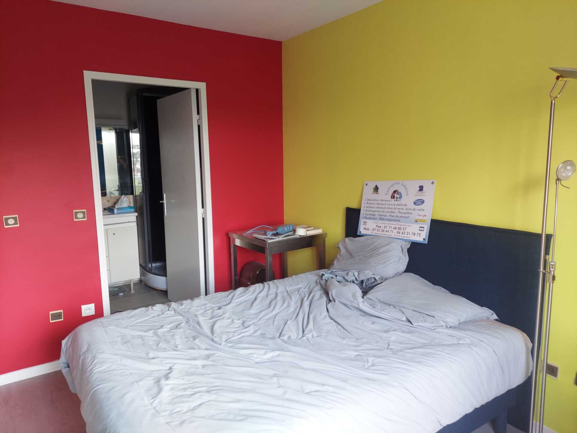 Mur rouge et jaune