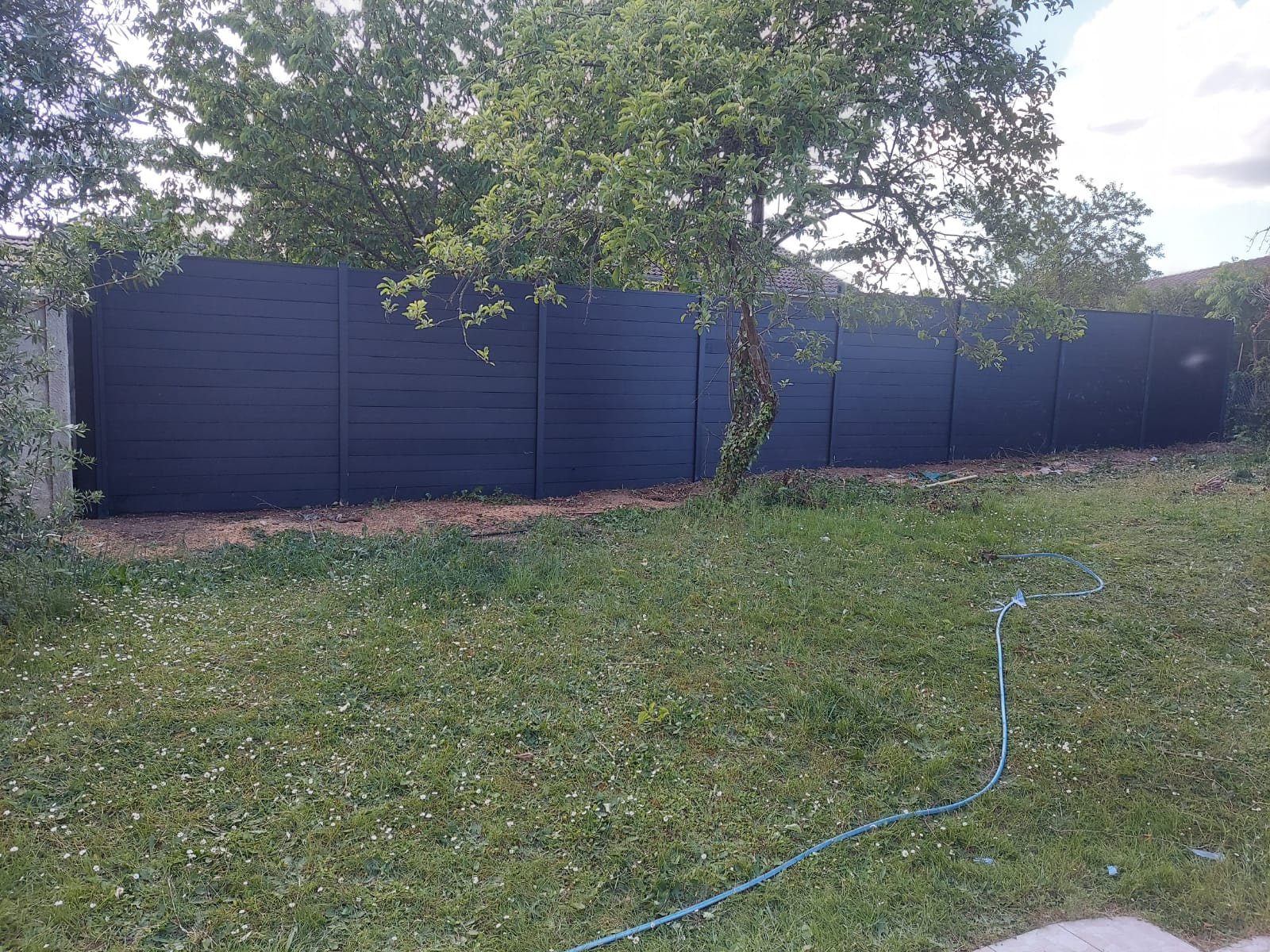 Mise en peinture d'une cloture