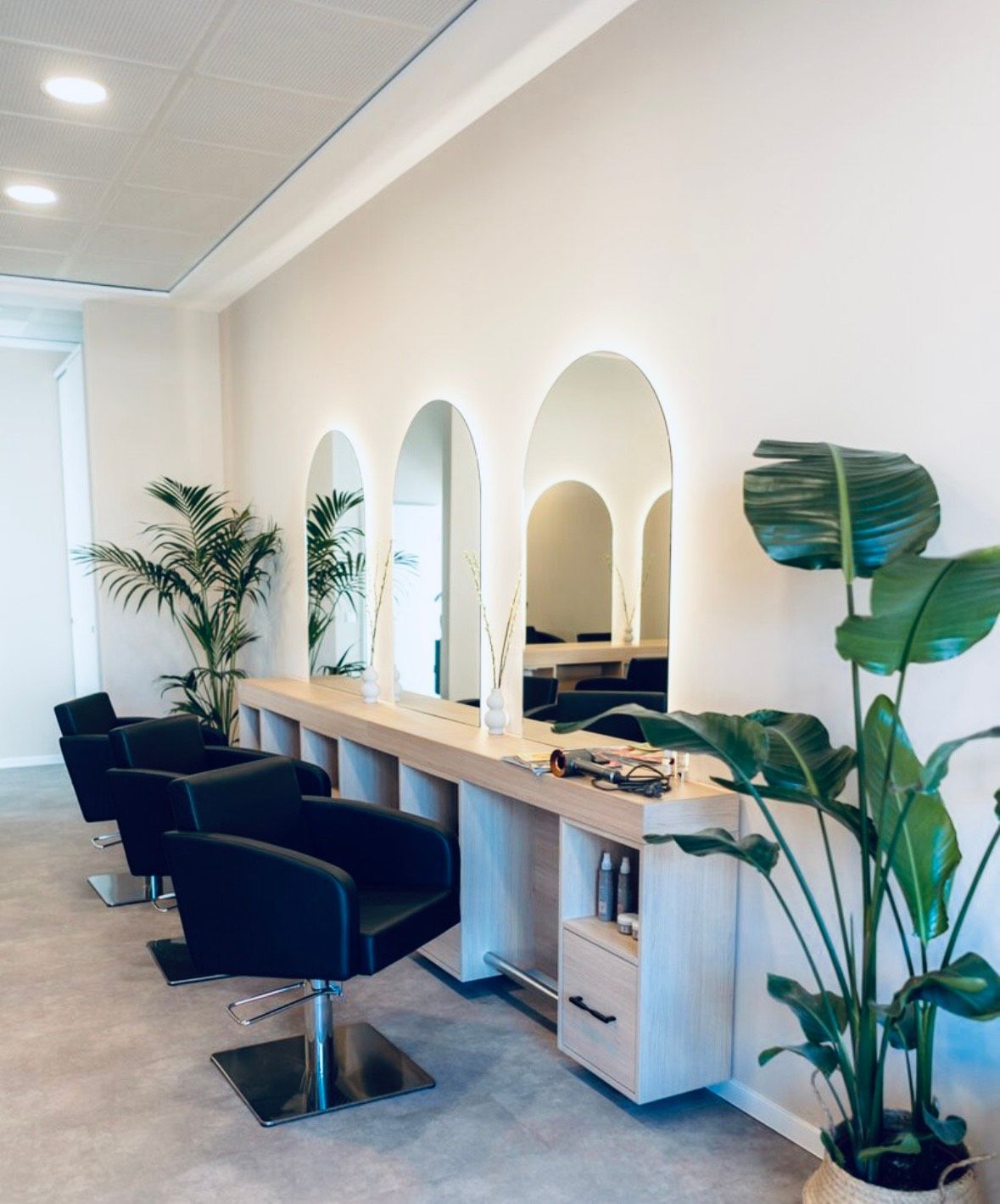 Zwei Frauen stehen nebeneinander in einem Friseursalon.