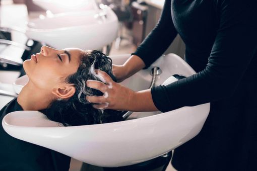 Ein Friseursalon mit vielen Stühlen und Spiegeln