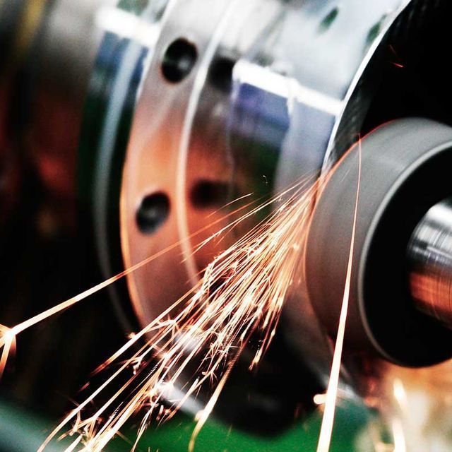 Un primer plano de una máquina de la que salen chispas.