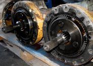 Un primer plano de una caja de cambios sobre una mesa de madera.