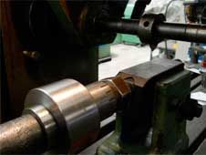 Un primer plano de un objeto metálico colocado encima de una máquina.