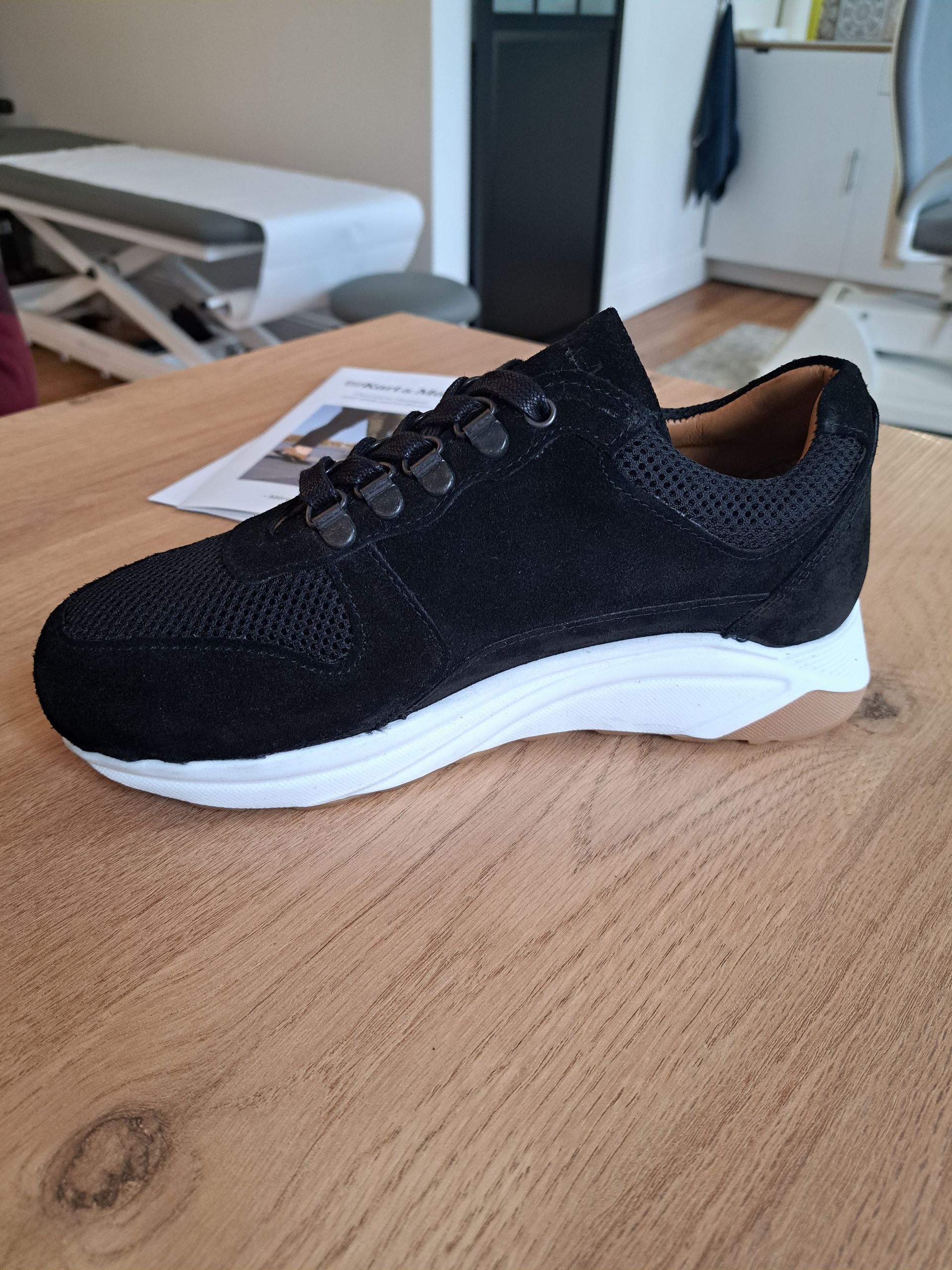 Chaussure de type basket avec semelle personnalisée 