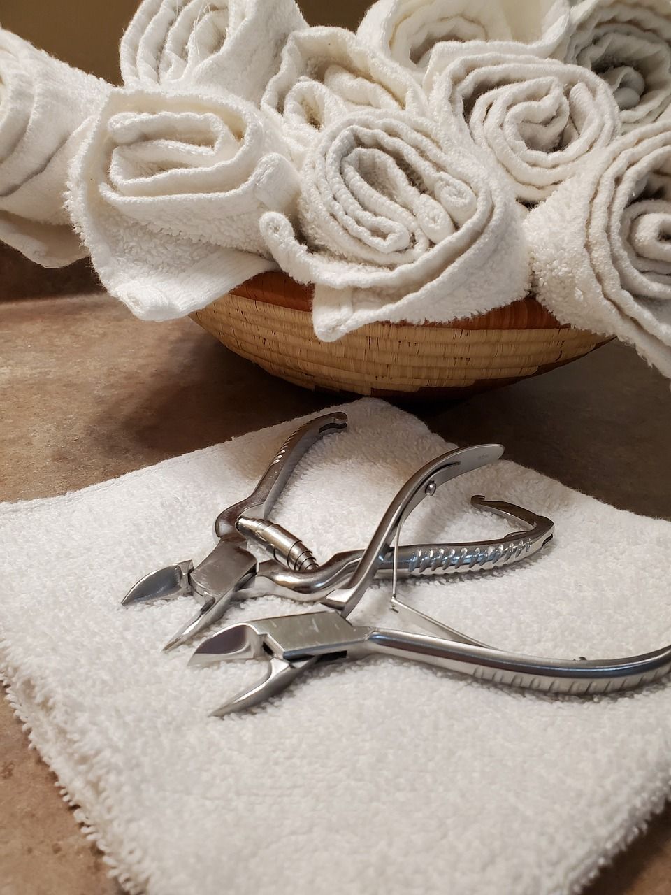 Pinces propres pour enlever des verrues sur un pied