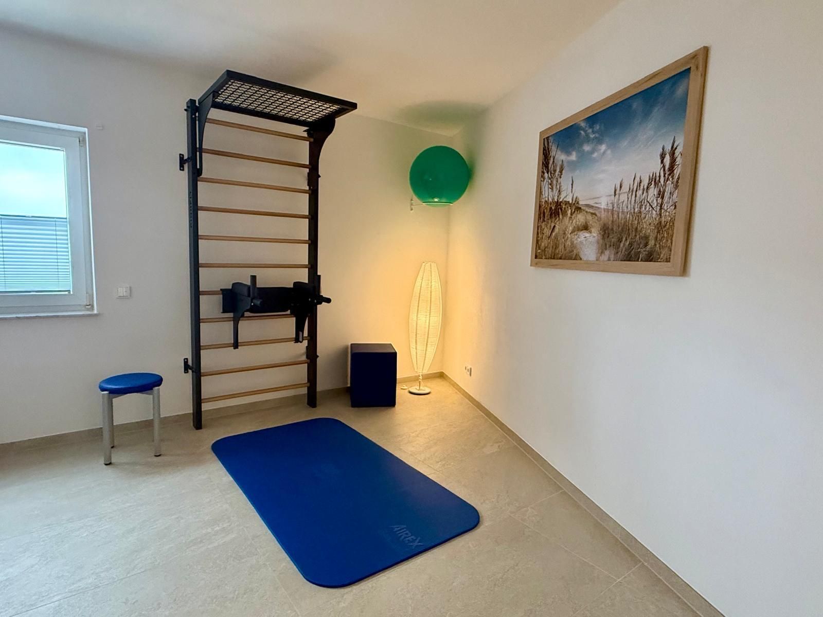 Eine Frau liegt auf einem Tisch und wird von einer Krankenschwester massiert.