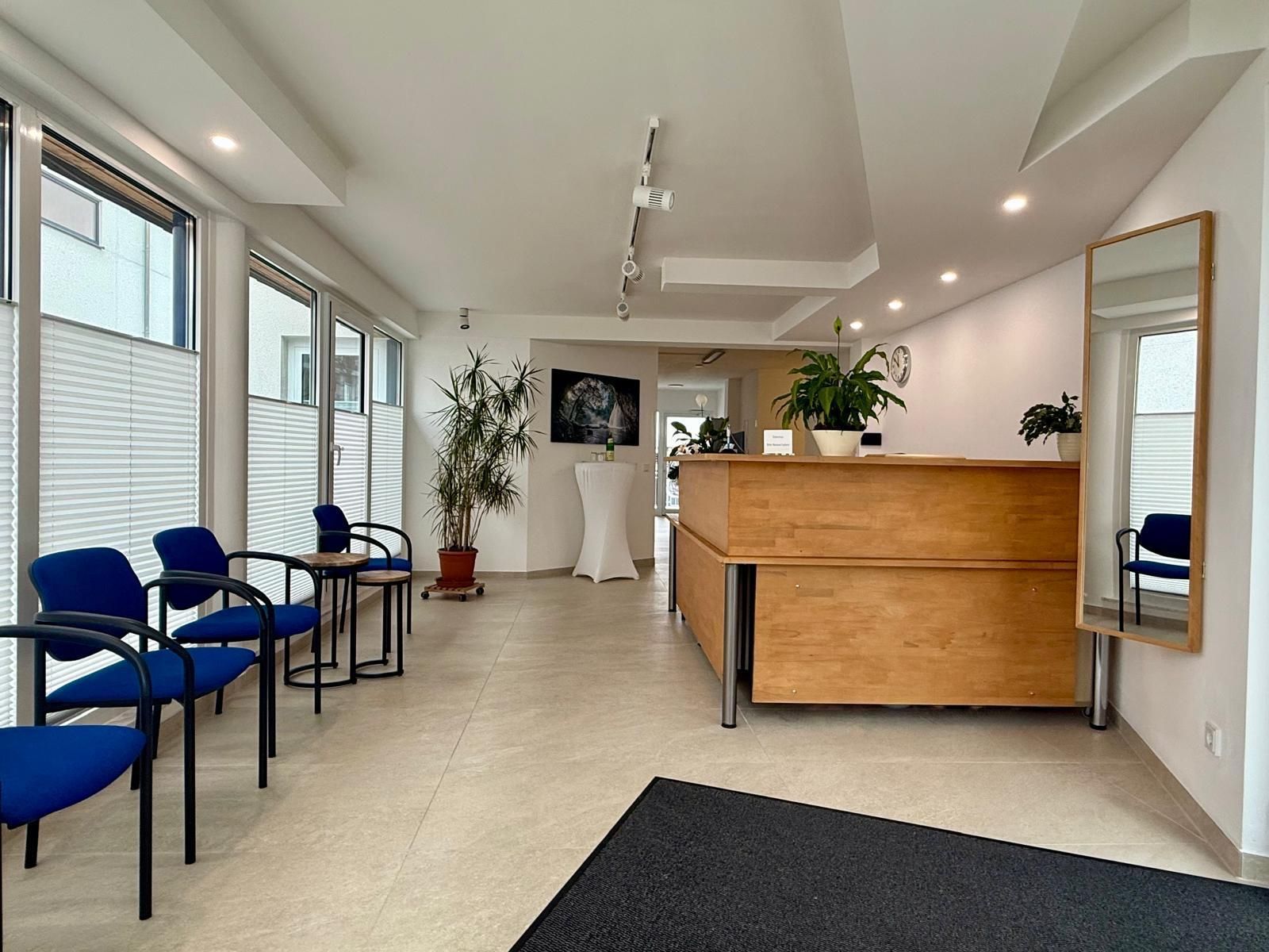 Eine Gruppe von Leuten legt ihre Hände zu einem Kreis zusammen.