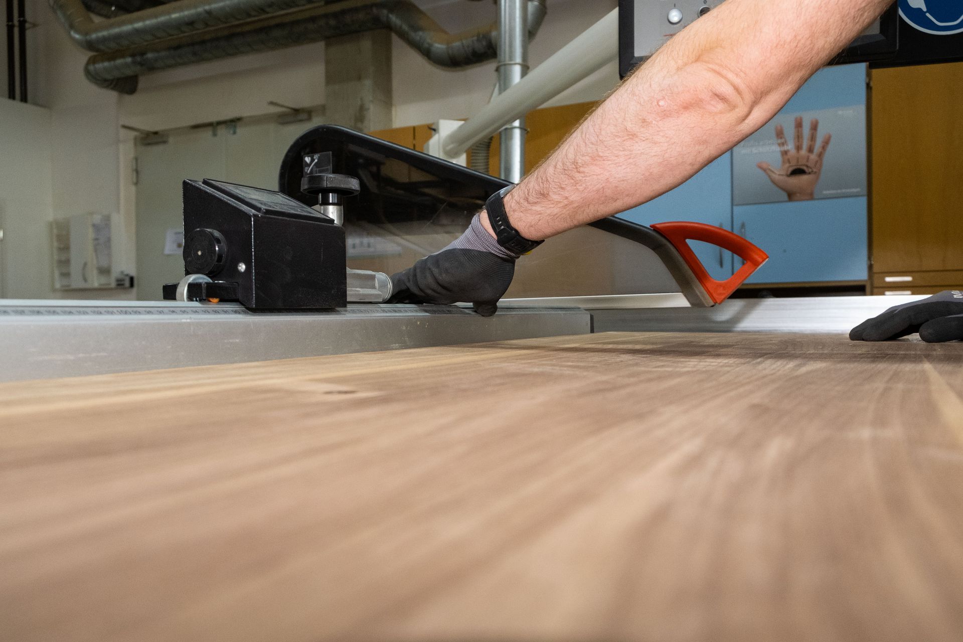 Foto | Arbeiter, der eine Schleifmaschine verwendet