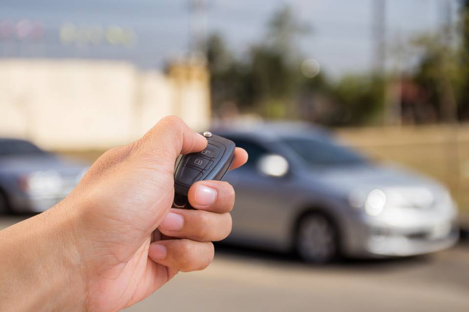 Person steuert einen Oldtimer