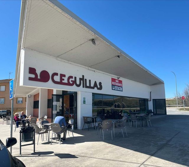Un edificio blanco con letras rojas que dice ceguillas