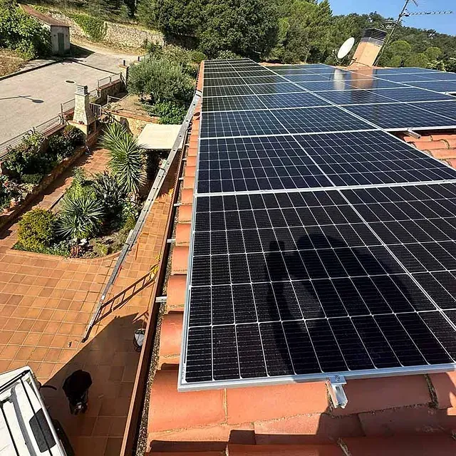 Un techo con muchos paneles solares.