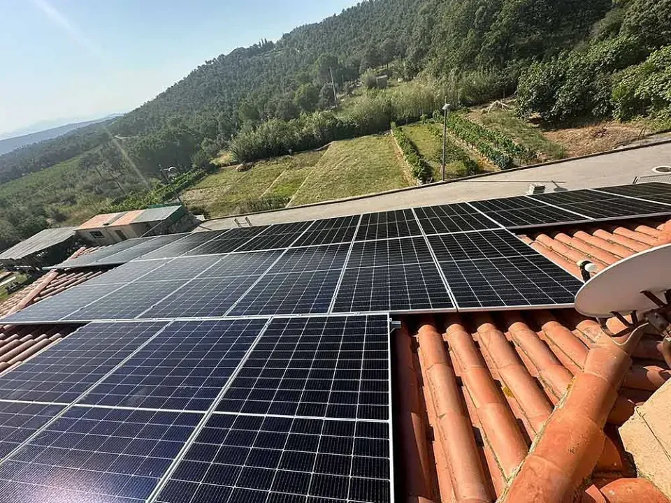 Un techo con muchos paneles solares.