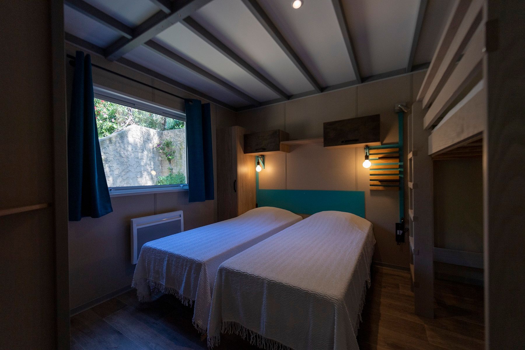 Une chambre avec deux lits