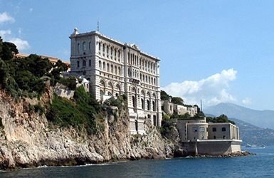 Hotel au bord d'une falaise