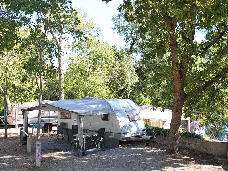 Un camping-acr blanc