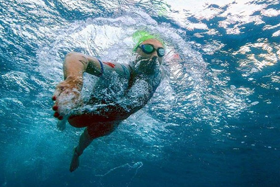 Un homme sous l'eau